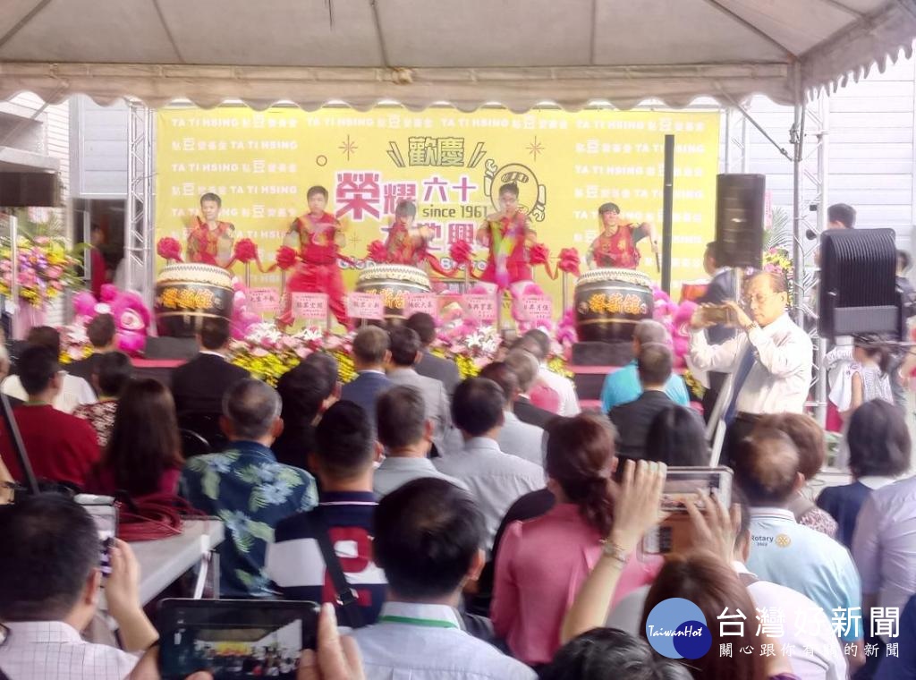 大溪大地興新廠落成剪彩,由董事長卓建旺主持,並開放參觀新機械設備,場面熱烈。