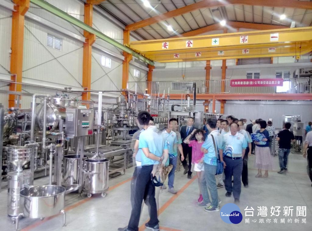 大溪大地興新廠落成剪彩,由董事長卓建旺主持,並開放參觀新機械設備,場面熱烈。