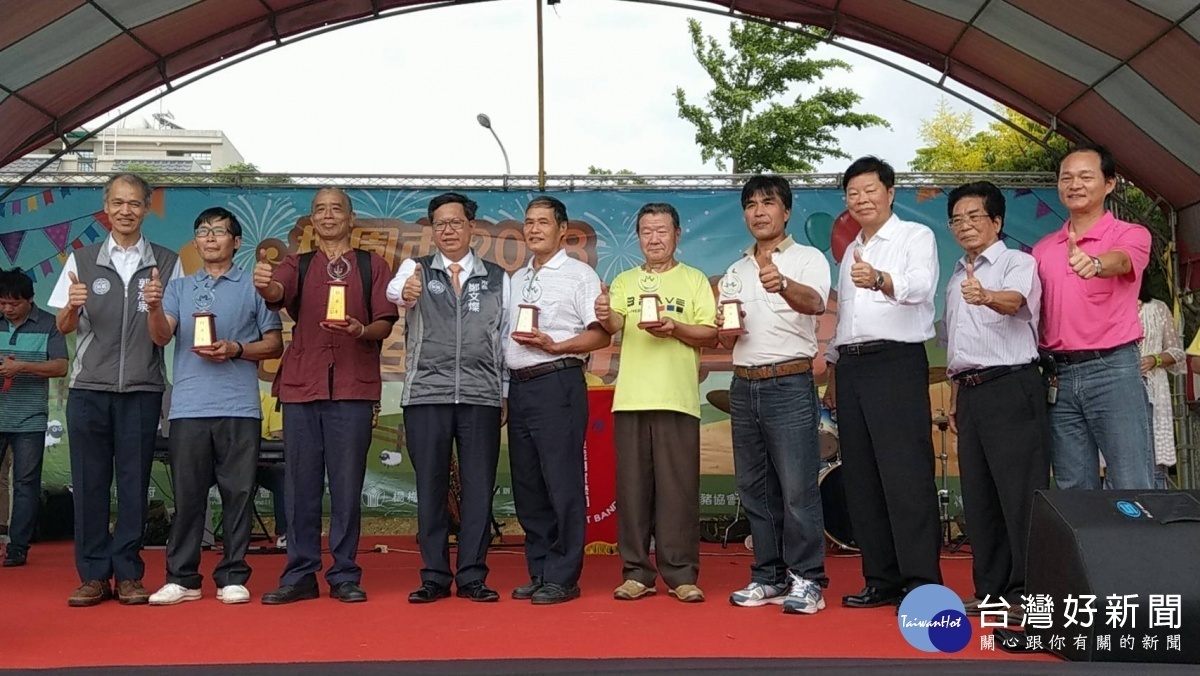 楊梅區秋季紅茶競賽成績出爐，獲獎人員市長鄭文燦頒發獎座。