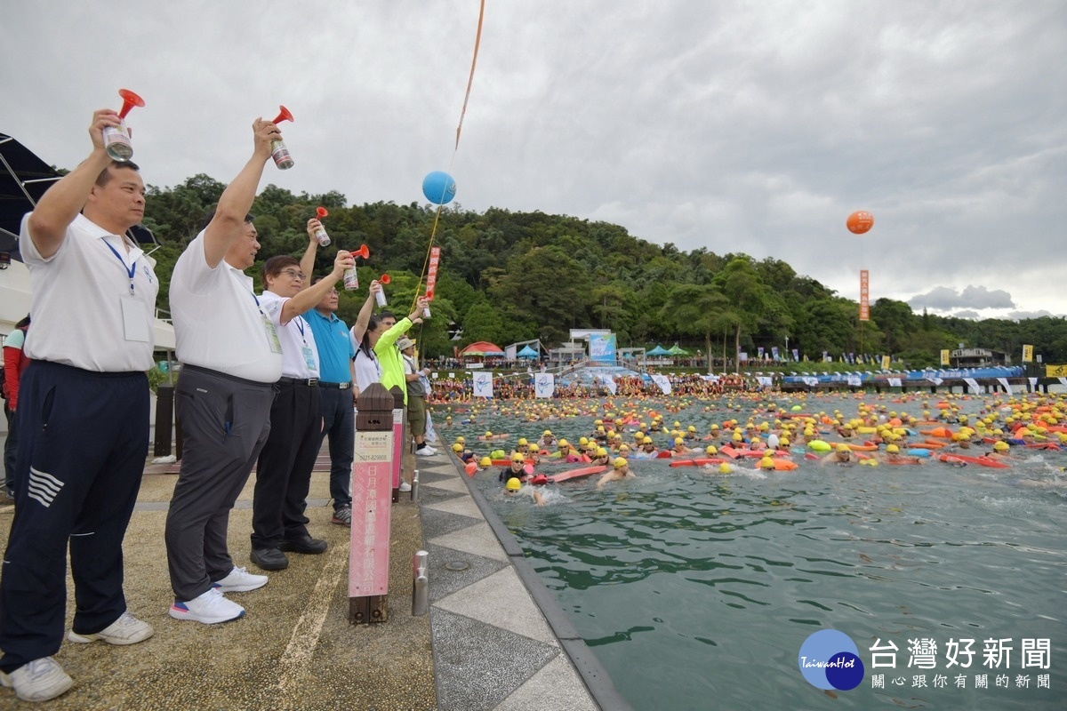 縣府秘書長洪瑞智等人為第四屆日月潭公開水域游泳錦標賽競賽鳴槍起跑。