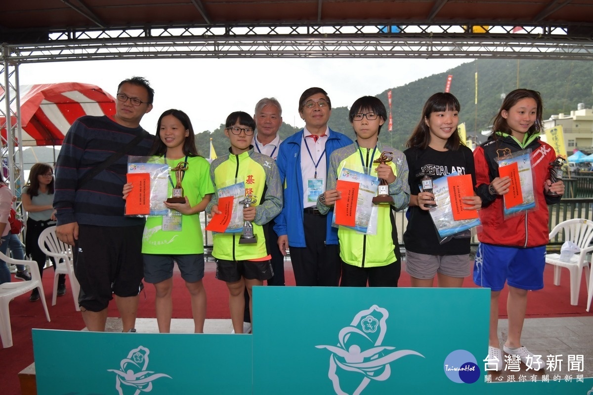 洪秘書長頒發獎盃、獎狀及獎金予女子組優勝。