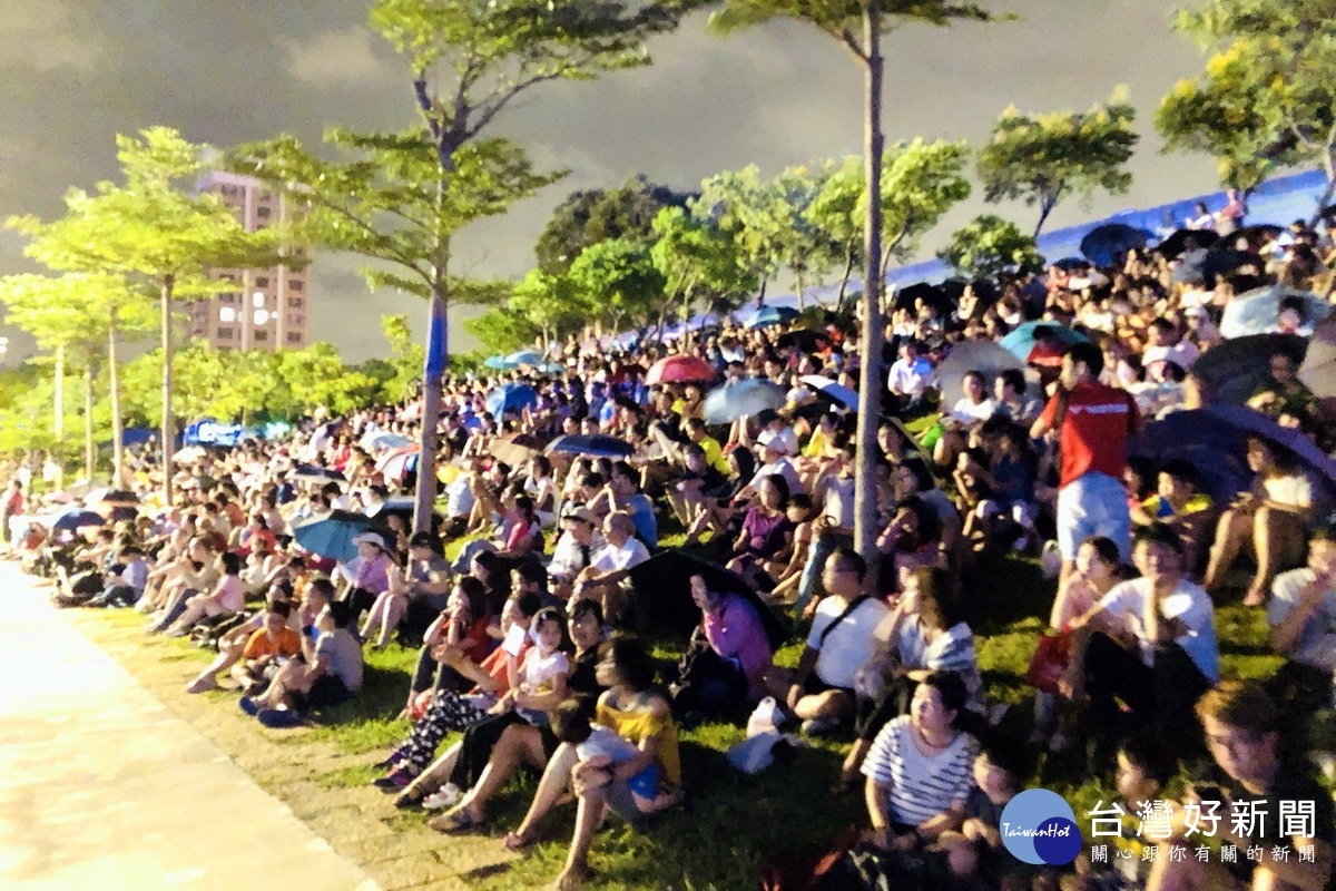 眾多民眾湧入青塘園席地而坐，欣賞2018桃園地景藝術節水上劇場《水young桃源》。