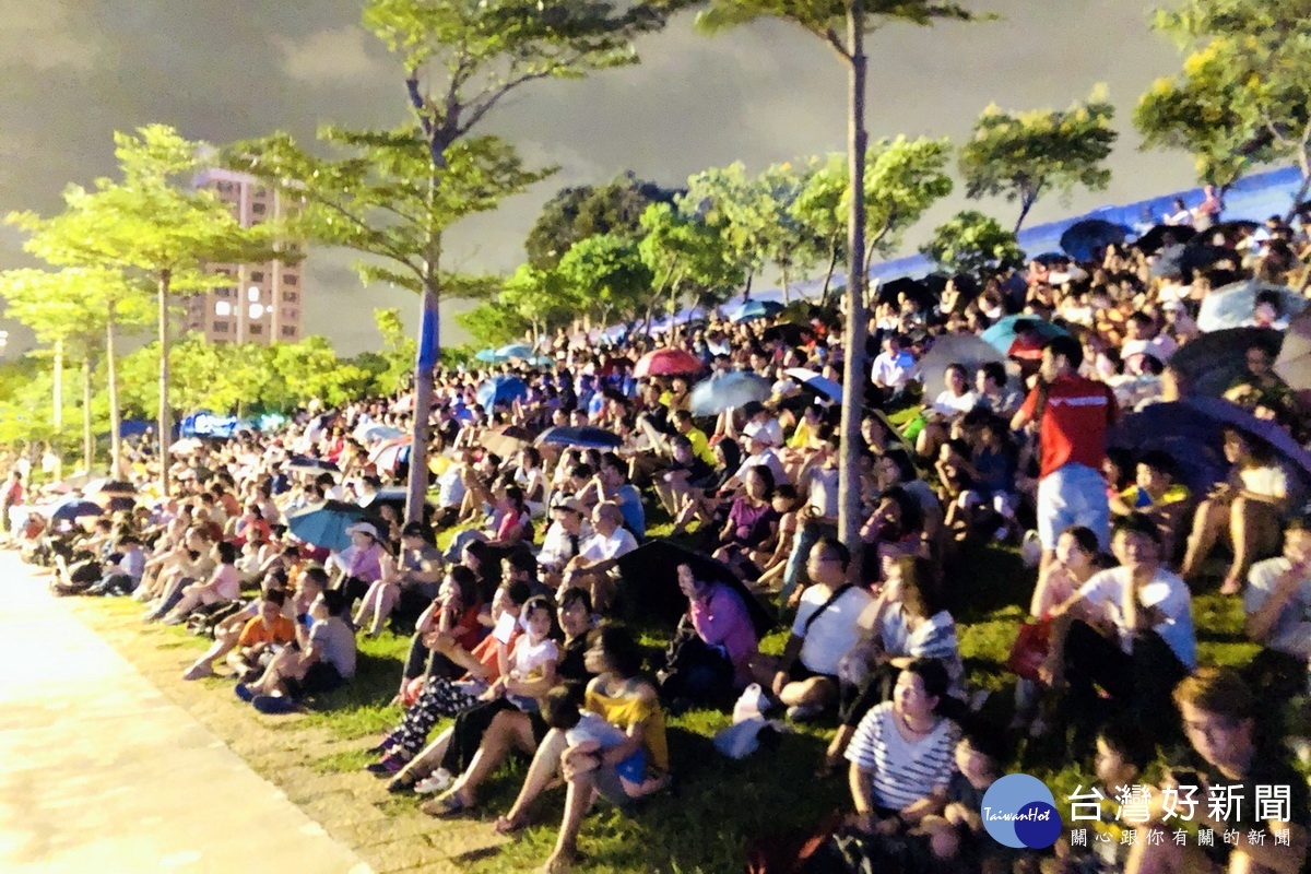 眾多民眾湧入青塘園席地而坐,欣賞2018桃園地景藝術節水上劇場《水young桃源》。