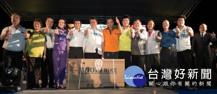 鄭市長表示,市府持續推廣客家美食、音樂、表演、工藝及文創等項目,讓客家走入生活,成為桃園的一大亮點。