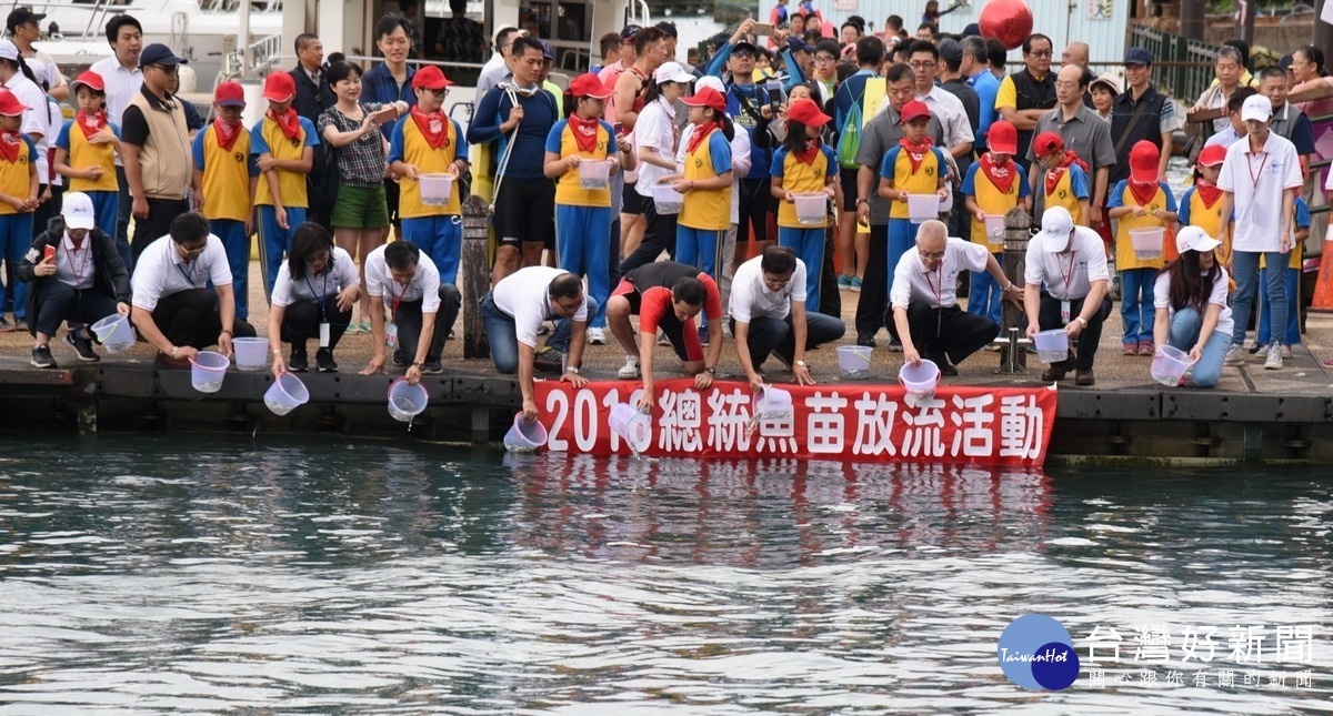 第36屆的日月潭萬人泳渡活動，以總統魚苗放養活動揭開序幕。