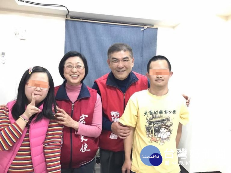 游淑峯、柳文智夫婦長年關懷唐氏症患者。(圖╱柳文智提供)