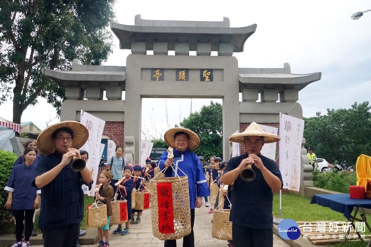 客家局長何明光引領身著藍衫的學童挑字紙簍進場,為祭典揭開序幕。