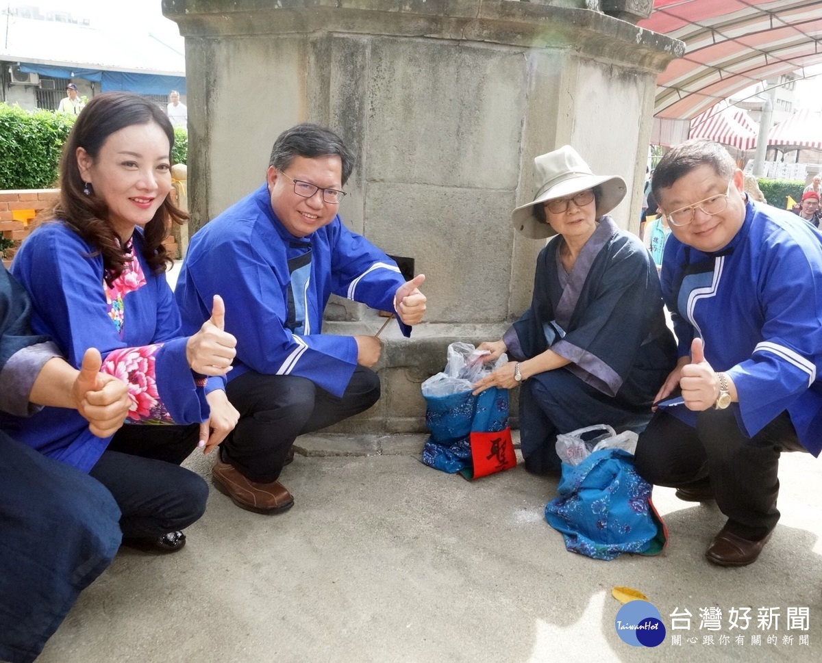 送聖蹟祭典中,桃園市長鄭文燦、立委蔣絜安、客家局長何明光以金鏟將聖蹟裝入聖蹟袋中。