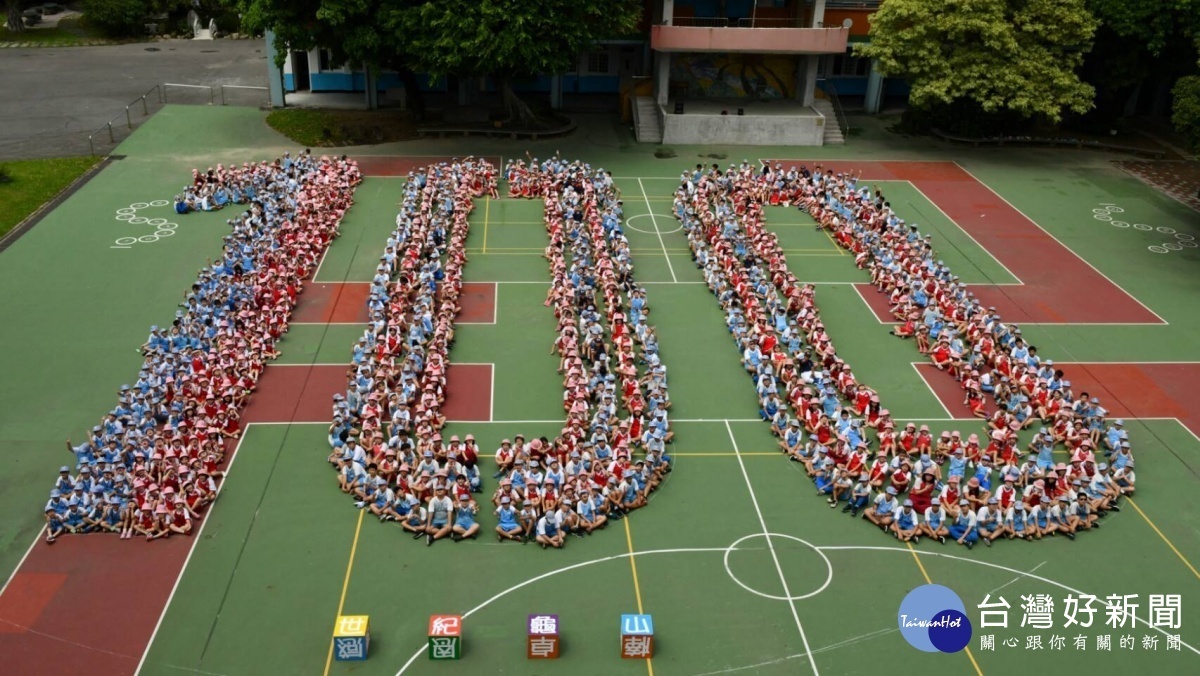 桃園市龜山國民小學全校師生以千人大合照方式排出100字樣，為龜山國小百年校慶暖身。