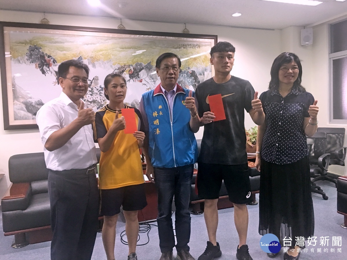 林縣長接見二位總統獎同學。(記者扶小萍攝)
