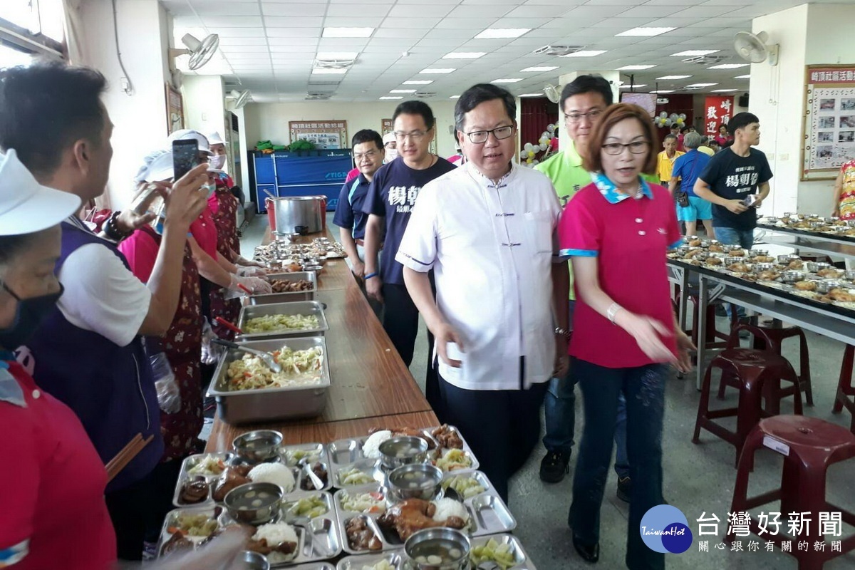 桃園市長鄭文燦訪視崎頂長照站，與長者們一起共餐。