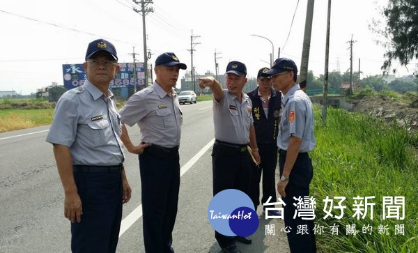 女騎士自撞電線桿,送醫宣告不治,北港警方協助搜證,亦呼籲夜間駕駛視線不佳,行車應務必減速慢行。
