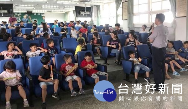 金湖所所長許泰豐等人前往台興國小向全校師生宣導交通安全及反毒、反詐騙之法律常識與責任,師生獲益良多。