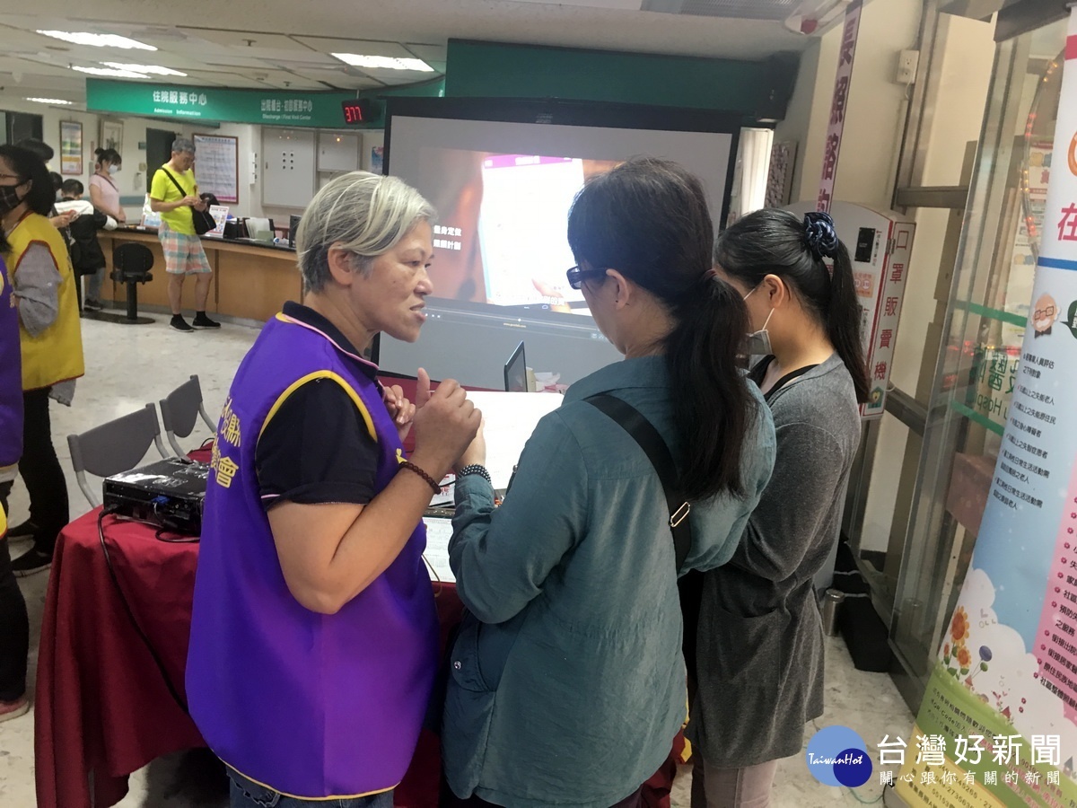 諮詢站才開張就有民眾來洽詢了解。(記者扶小萍攝)