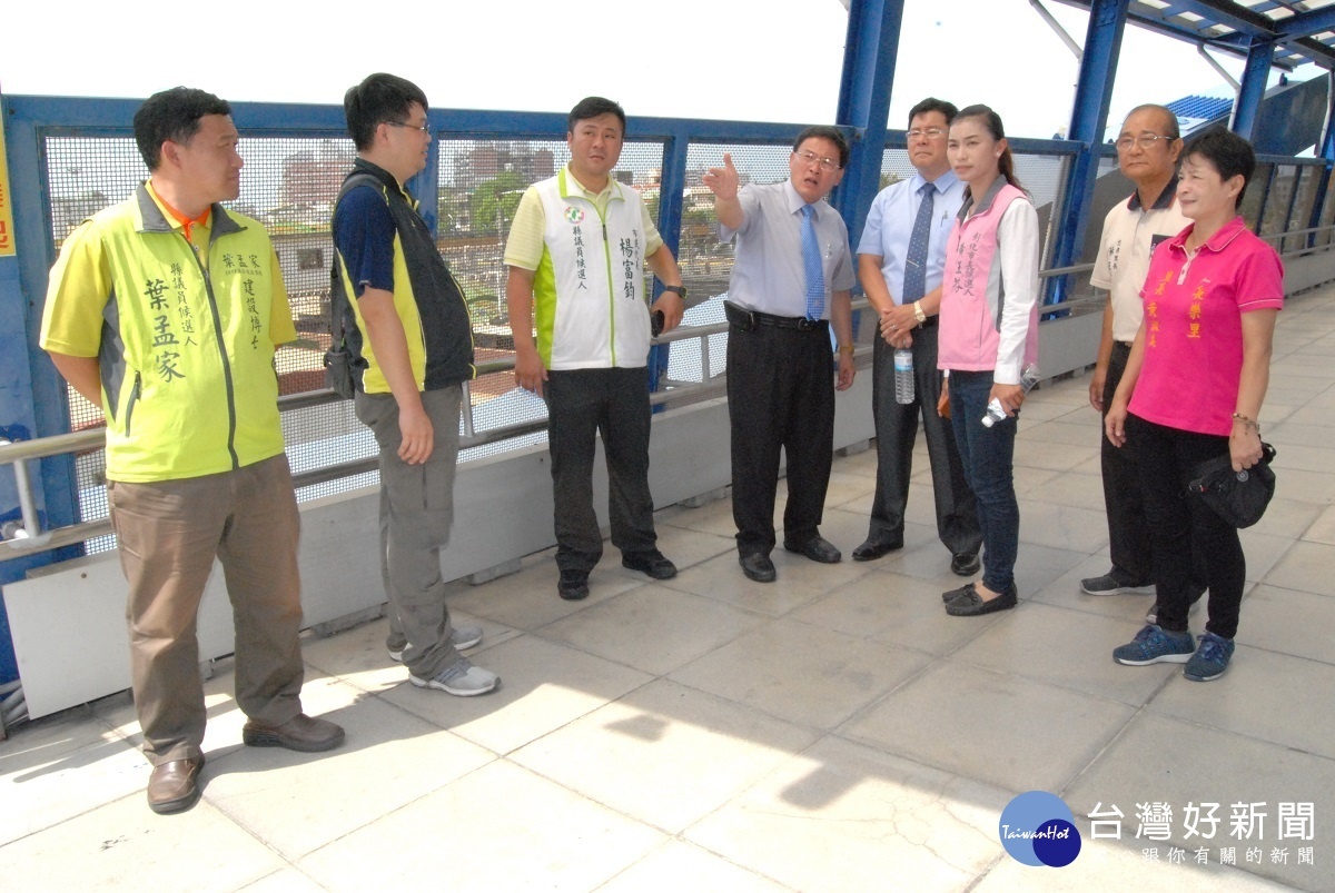 彰化市長邱建富等人在彰化火車站跨站人行天橋上會勘動線。