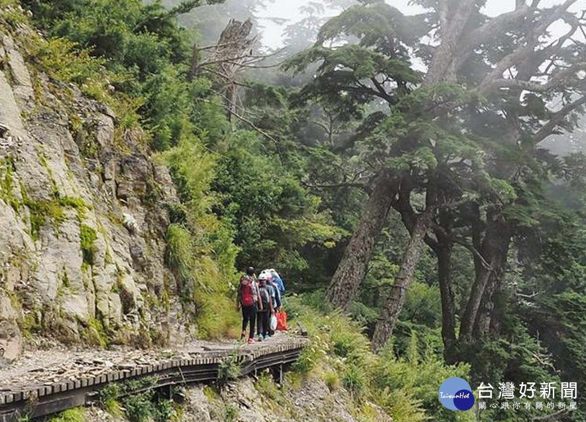 參與山野教育的學生挑戰奇萊山南峰。