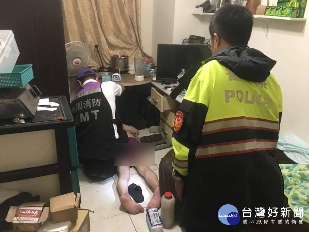 警方發現出租套房內有位民眾趴臥在房內無法動彈,偕同消防同仁破門進入該處,緊急將該受困之林姓民眾送醫。