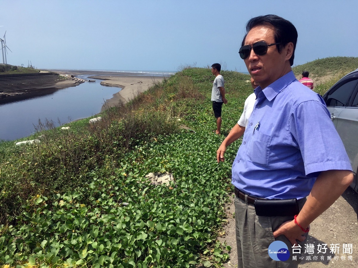 國民黨桃園市長候選人陳學聖前往新屋永安漁港，了解離岸風力發電對環境生態及漁民生計的影響。