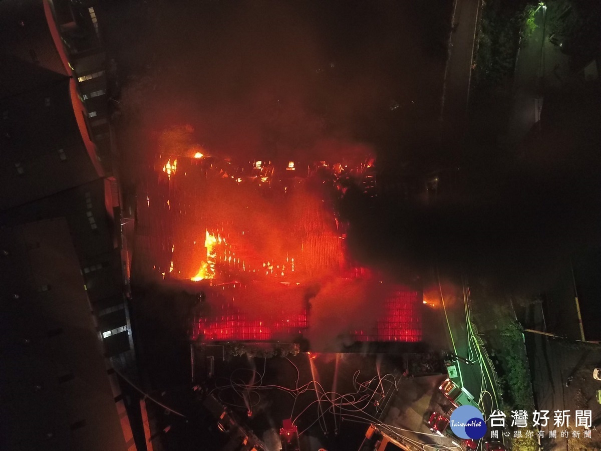 員林市紙盒廠深夜發生大火 火勢延燒千坪廠房