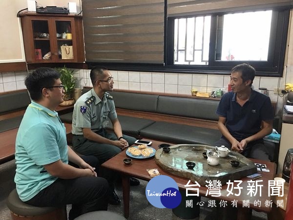 雲林縣後備部政戰處長王耀逸中校頒贈感謝狀予武德宮總幹事陳再良,並討論未來合作慰訪遺眷事宜。