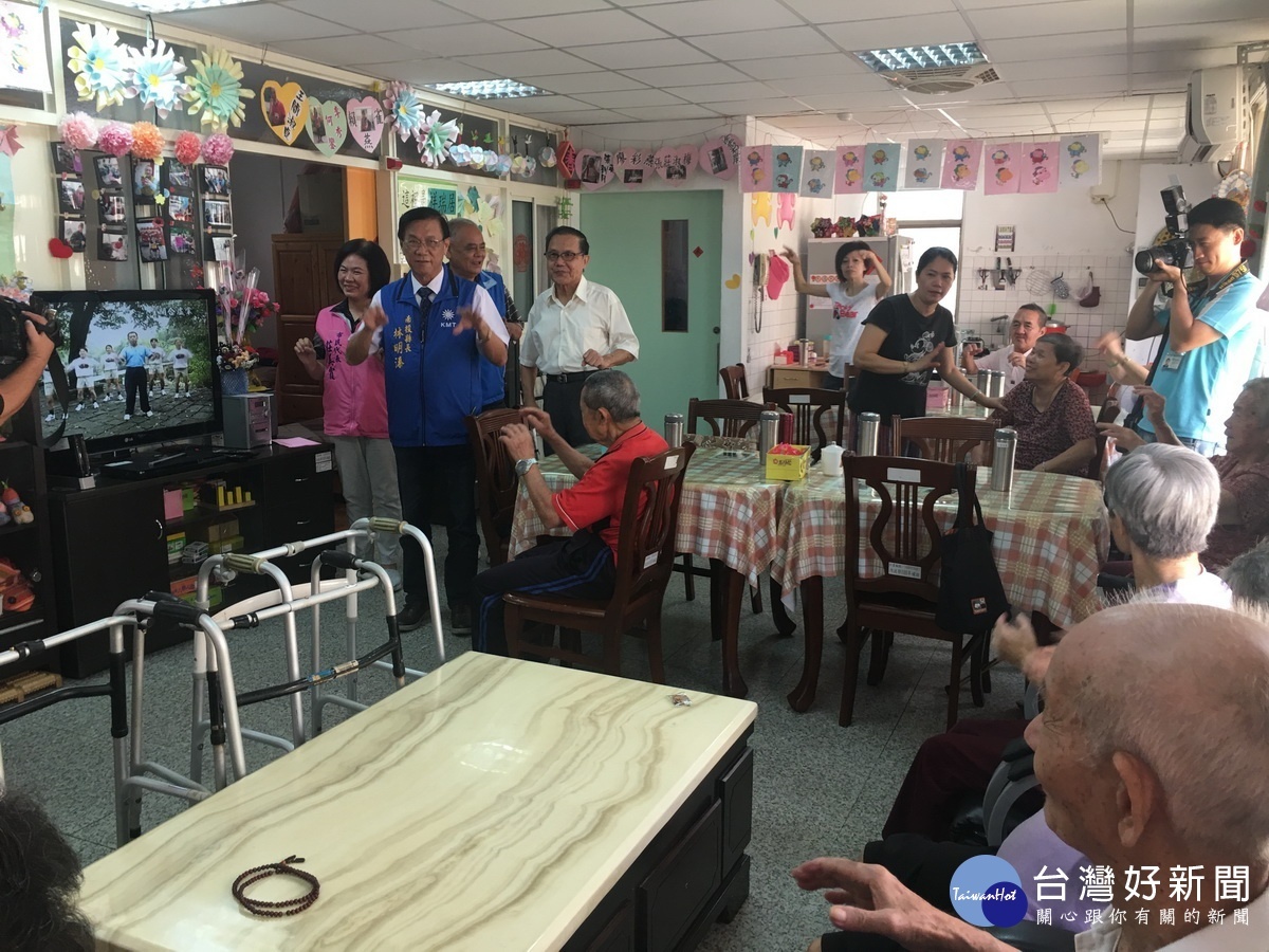 林縣長到仁愛之家問候長輩一同運動。(記者扶小萍攝)