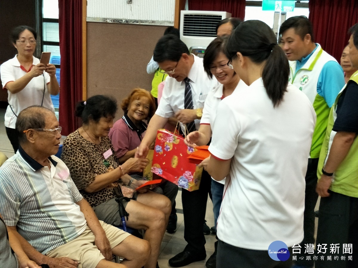 大通電子公司代表與市長邱建富發放慰問金及中秋月餅禮盒。圖/記者鄧富珍攝