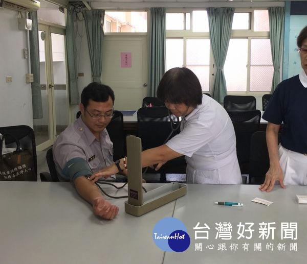 慈濟北港志工們利用分局聯合勤教的機會,為波麗士大人們量血壓,並提供健康諮詢,希望人民褓母勤忙之餘能關注自我健康管理,警民一家親。(記者陳昭宗拍攝)
