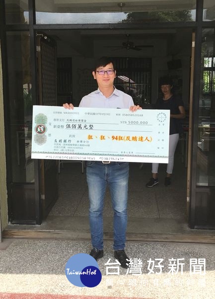 雲林地檢署結合二崙鄉的狀元餅特色產業及社會勞動機構辦理「餅」持不賄「反賄餅按讚送」活動,營造雲林動起來的反賄選氛圍。(記者陳昭宗拍攝)