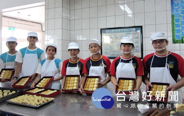 北港農工安排北港高中的三位國際交換學生,與畜產保健科同學一起製作月餅,共同學習烘焙技巧並體驗中秋佳節,更一同分享愛心。(記者陳昭宗拍攝)