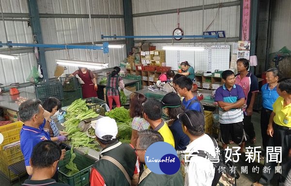 雲林縣農業經理人協會邀請和心蔬菜有限公司程昆生董事長與農友們講授「蔬菜產銷管理」,與會學員討論熱烈獲益良多。(記者陳昭宗翻攝)