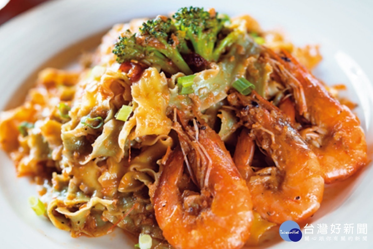 火燒蝦蕾絲麵是火紅的特色料理。