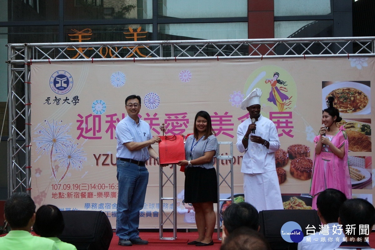 「迎秋送愛‧美食展」活動中，元智大學副國際長李俊豪代表致贈月餅予外籍學生。