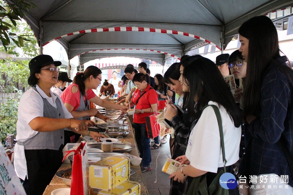 中秋節將至，元智大學舉辦「迎秋送愛‧美食展」活動。