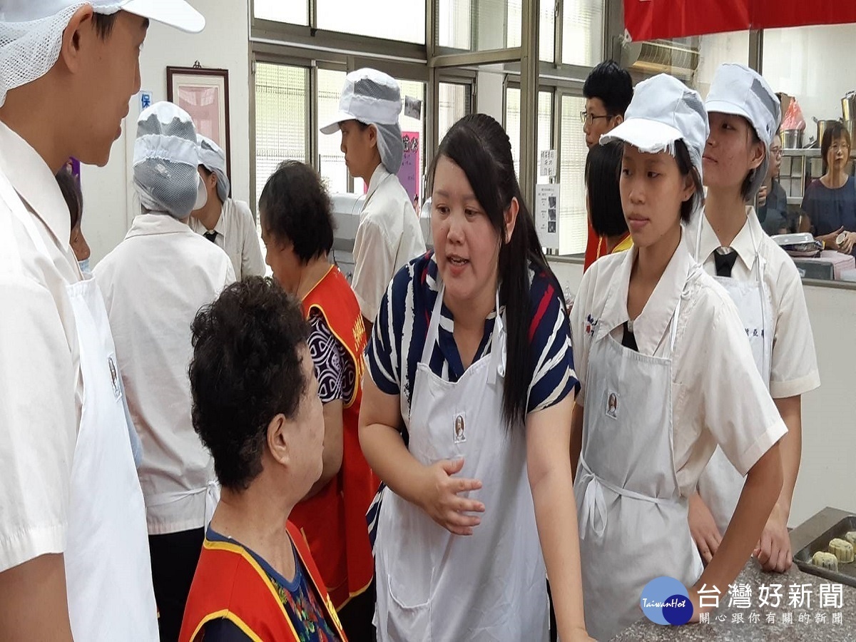 北斗家商秋節邀長者做月餅 義賣所得捐華山老人服務經費