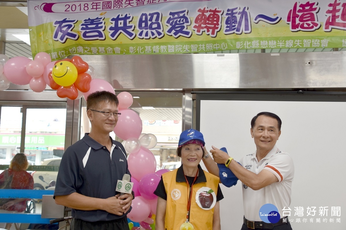 自由車國家教練方一成（圖右），贈送運動帽給楊秀鳳、張永祥母子倆，做為單車挑戰千島湖的鼓勵。