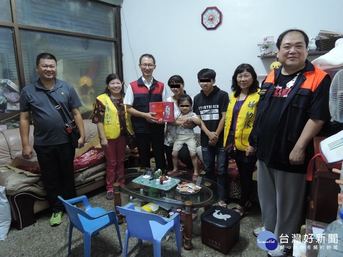 南投縣婦幼隊長鍾芳霖與傑人會、志工隊赴清寒生家中關懷。(縣警局提供)