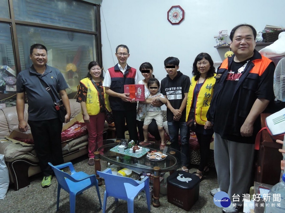 南投縣婦幼隊長鍾芳霖與傑人會、志工隊赴清寒生家中關懷。（縣警局提供）