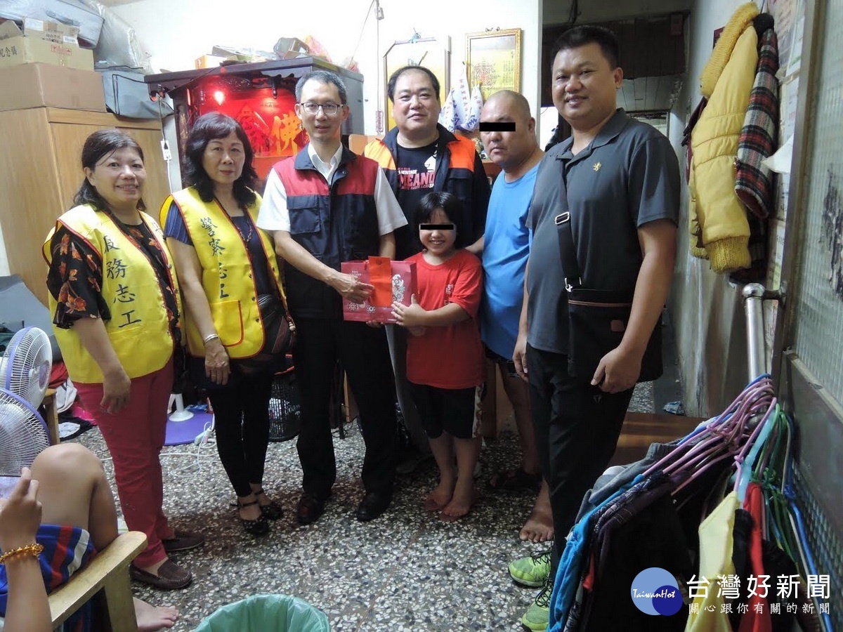南投縣婦幼隊長鍾芳霖與傑人會、志工隊赴清寒生家中關懷。(縣警局提供)