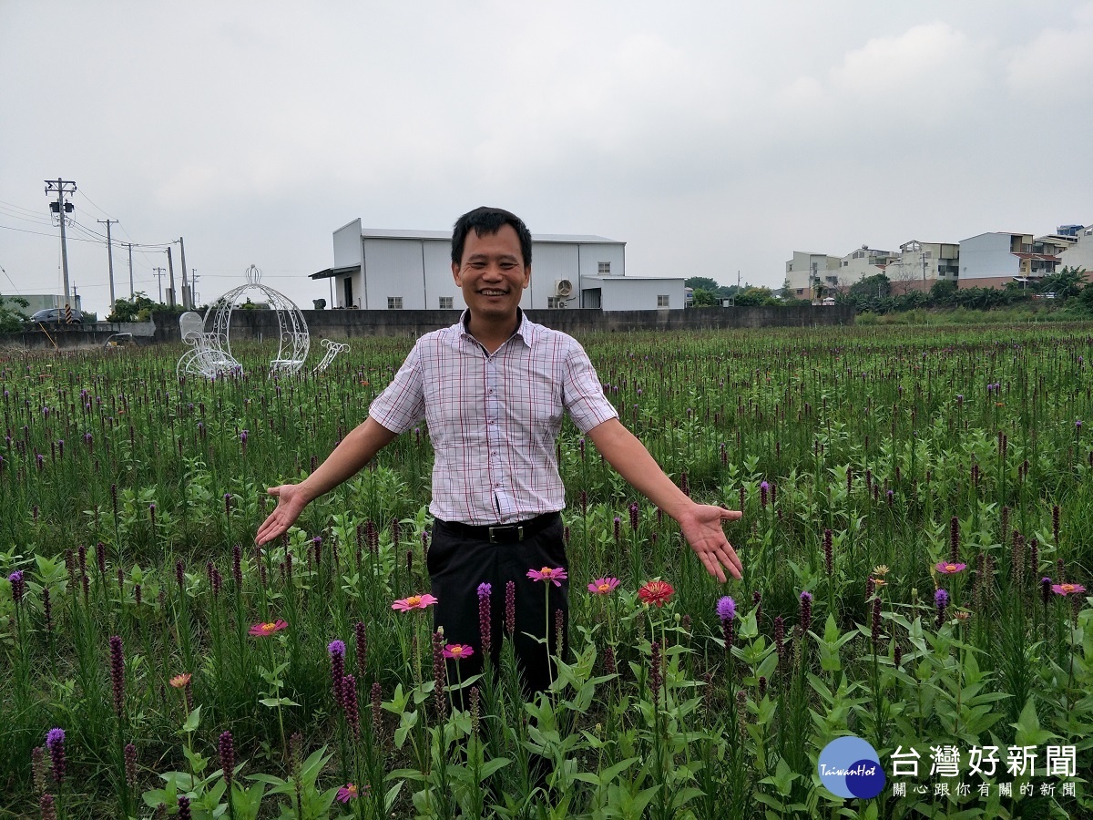 花壇鄉長李成濟誠摯邀請大家中秋假期到花壇賞花。圖/記者鄧富珍攝。