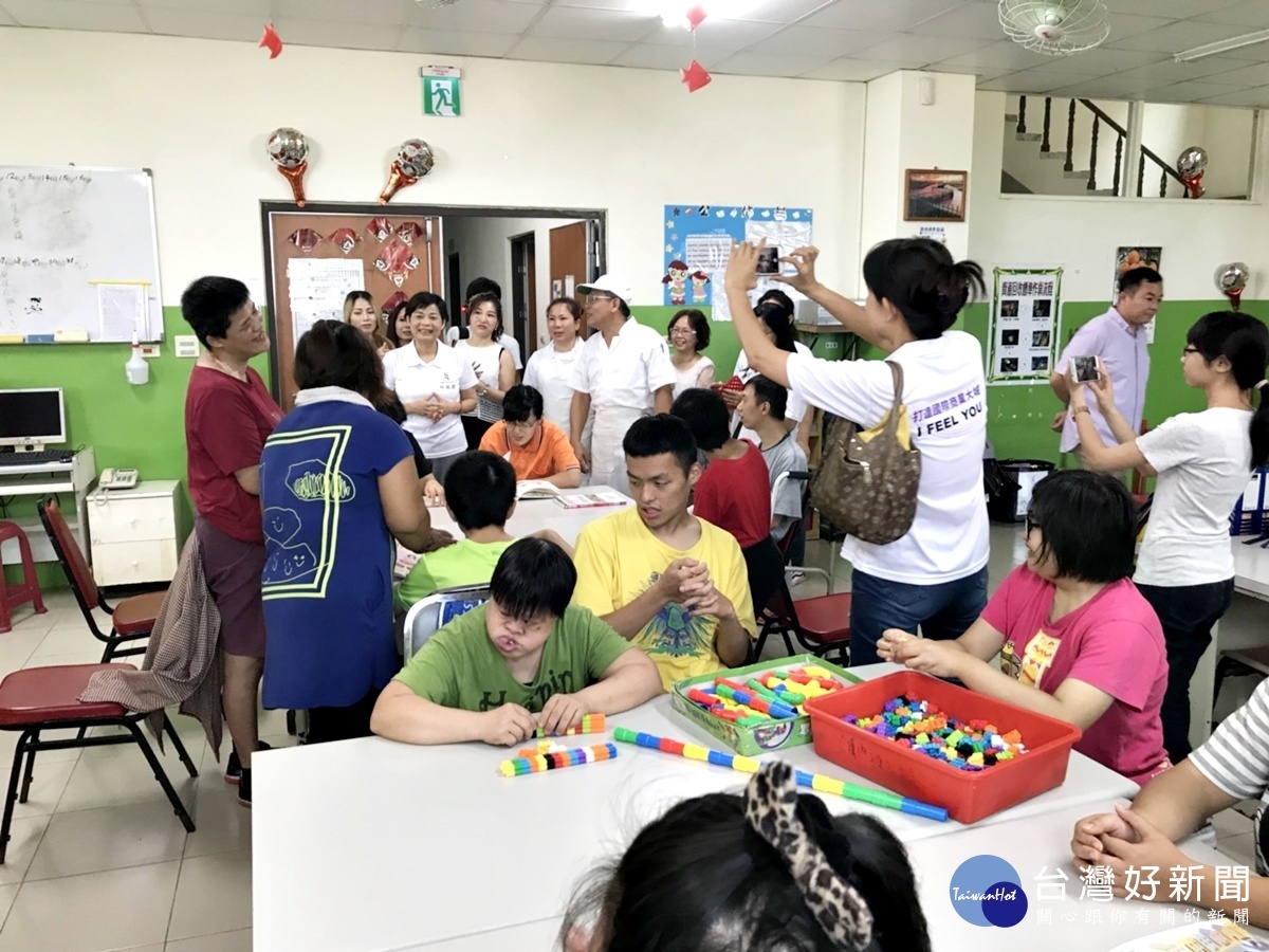 楊麗環走入社福機構 與路得手作餅乾渡中秋