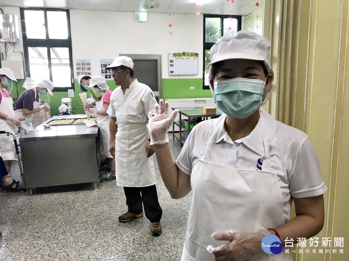 楊麗環走入社福機構 與路得手作餅乾渡中秋