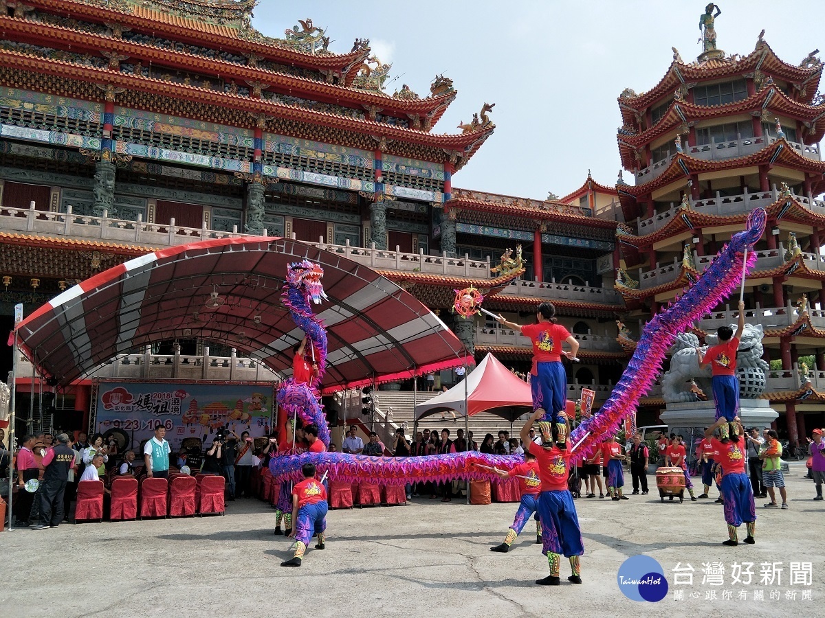 芳苑國中龍舞隊進行開場，宣告活動正式展開。圖／記者鄧富珍攝