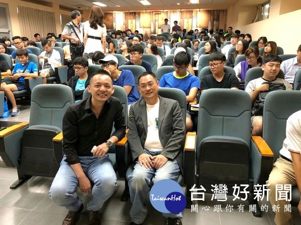 行政院雲嘉南區聯合服務中心舉辦創業講座,邀全國創業楷模謝孟甫與200名青年分享創業歷程,鼓勵青年實踐創業夢想。(記者陳昭宗拍攝)