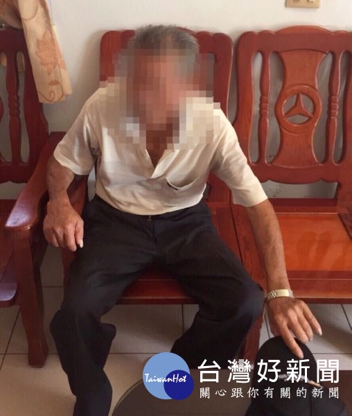 口湖所員警陳泓穎積極為民服務,除安撫迷途老翁情緒並協助其安全返家,家屬深表肯定與感謝。(記者陳昭宗拍攝)