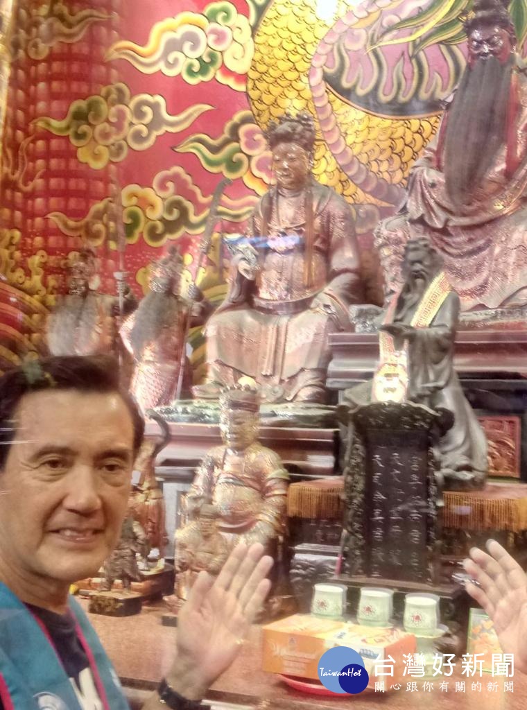 馬英九前總統至大溪掃街,並至普濟堂上香,為黨提名人拉票,希望能揮出全壘打。