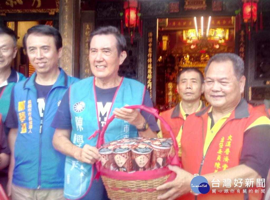 馬英九前總統至大溪掃街,並至普濟堂上香,為黨提名人拉票,希望能揮出全壘打。