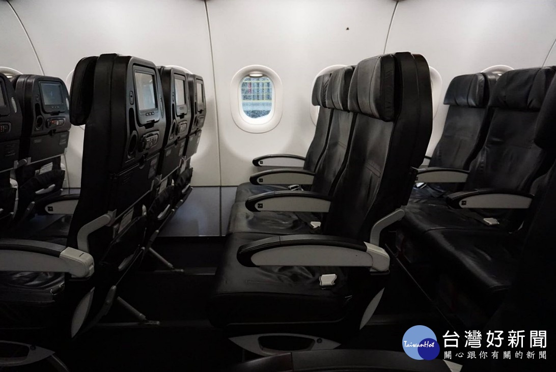 星悅航空飛機機隊以空中巴士A320為主，但相較於A320最大酬載量可達180人，星悅航空選擇調寬座椅前後間距，讓旅客坐得更舒適些，故飛機酬載量多在144～150人。（圖／星悅航空Facebook）