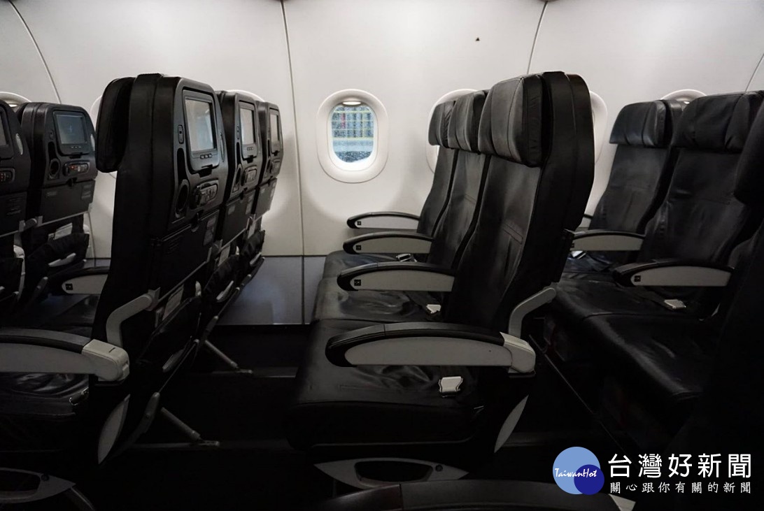 星悅航空飛機機隊以空中巴士A320為主,但相較於A320最大酬載量可達180人,星悅航空選擇調寬座椅前後間距,讓旅客坐得更舒適些,故飛機酬載量多在144~150人。(圖/星悅航空Facebook)