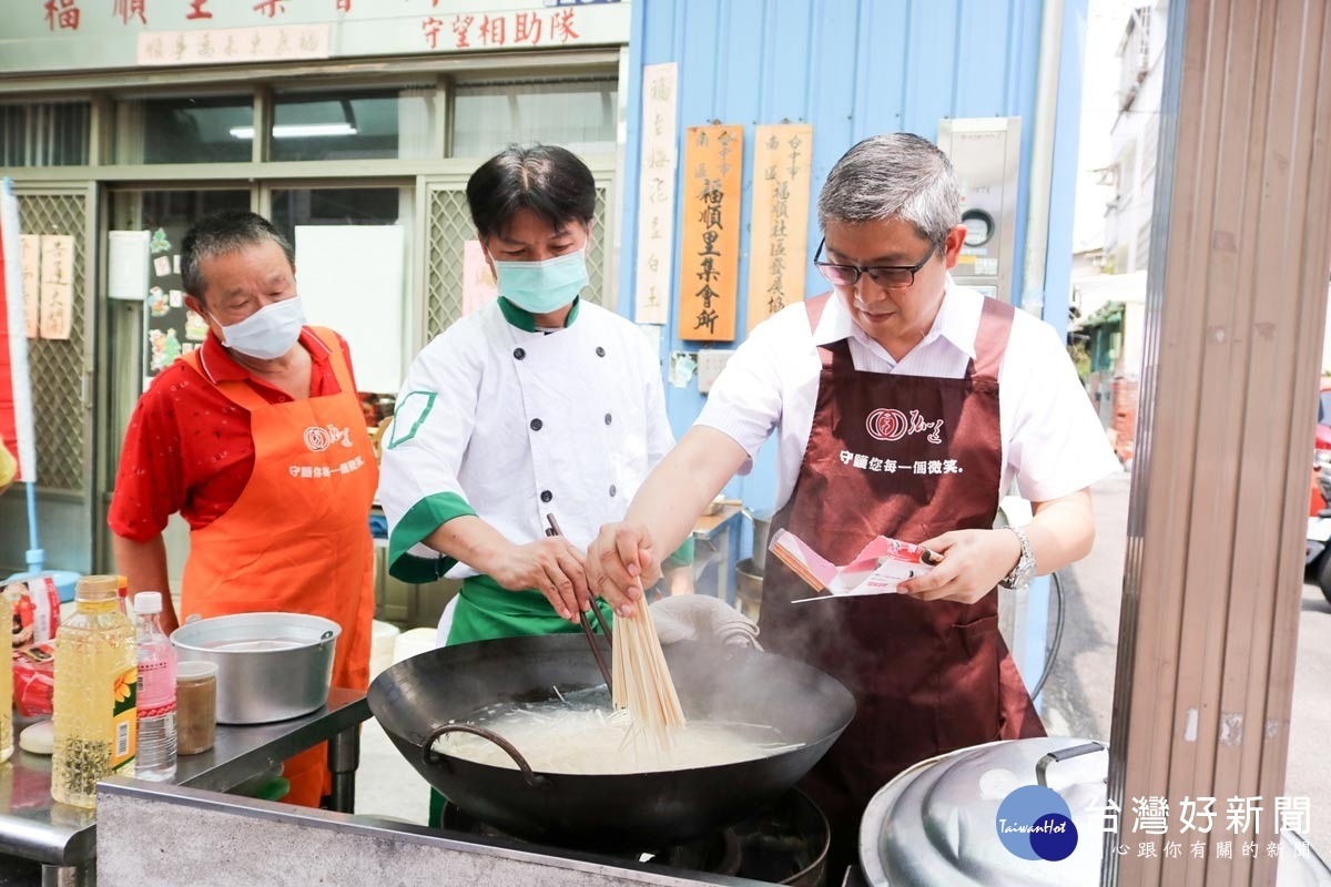 興霖食品副總林昶旭(右)在活動中親自為長者們煮麵。(圖/興霖食品提供)