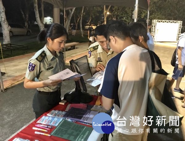 招募員魏上士與工作人員於現場開設招募服務臺,向學生解說大學儲備軍官訓練團相關資訊。(記者陳昭宗拍攝)